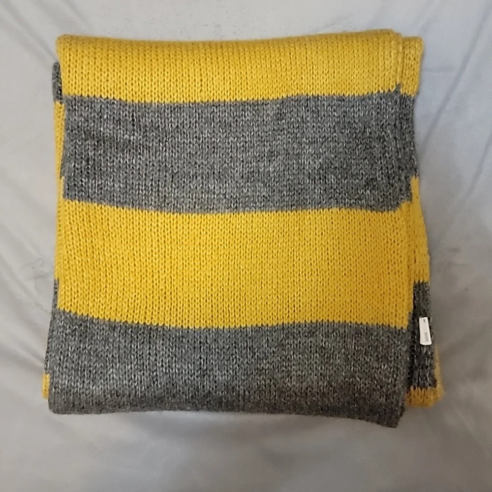 N/A knitted scarf