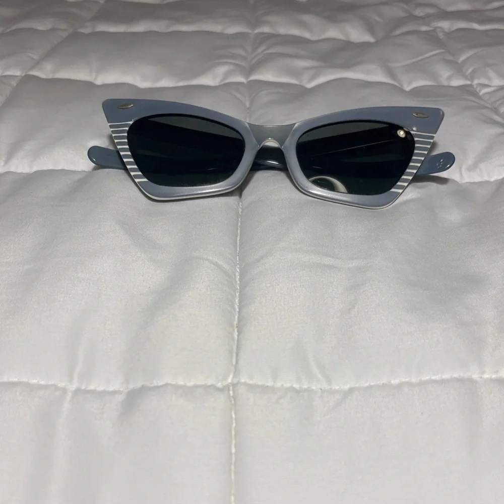 Ray-Ban inside classy shipping
