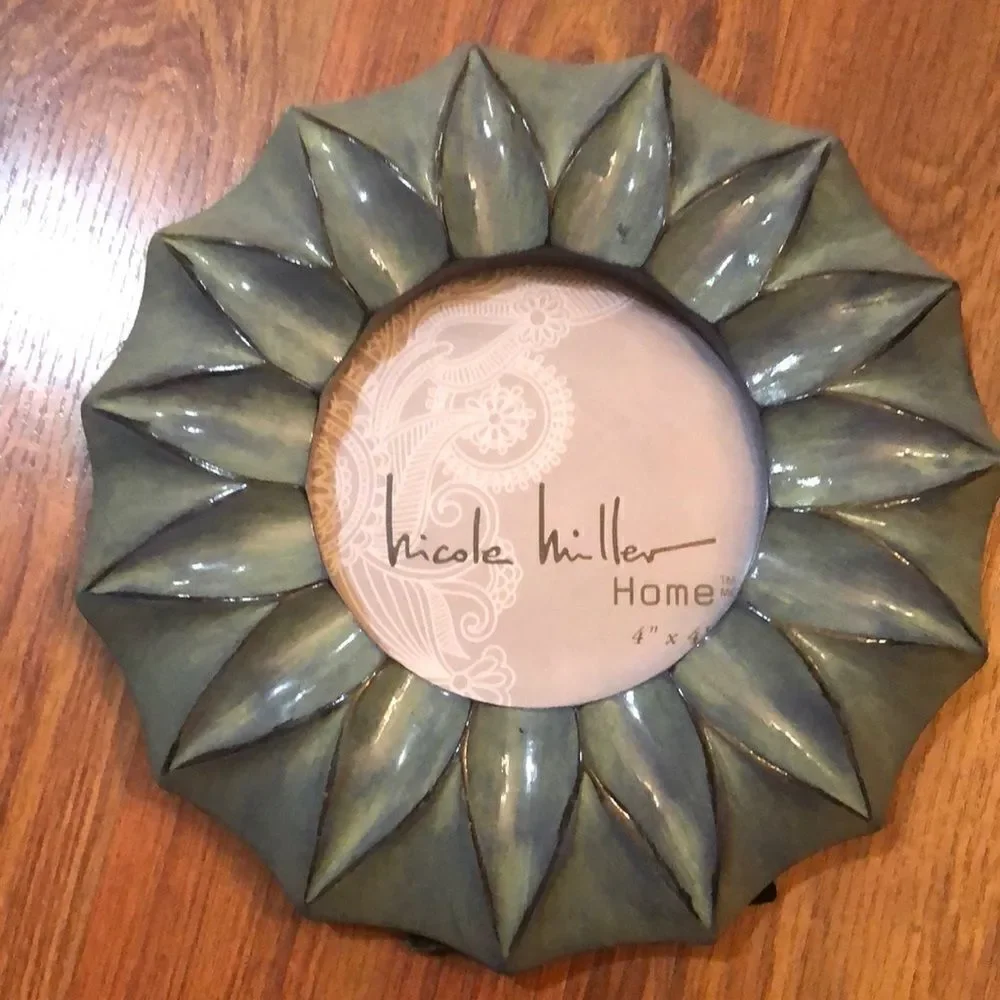 New 🍏 Nicole Miller round picture frame