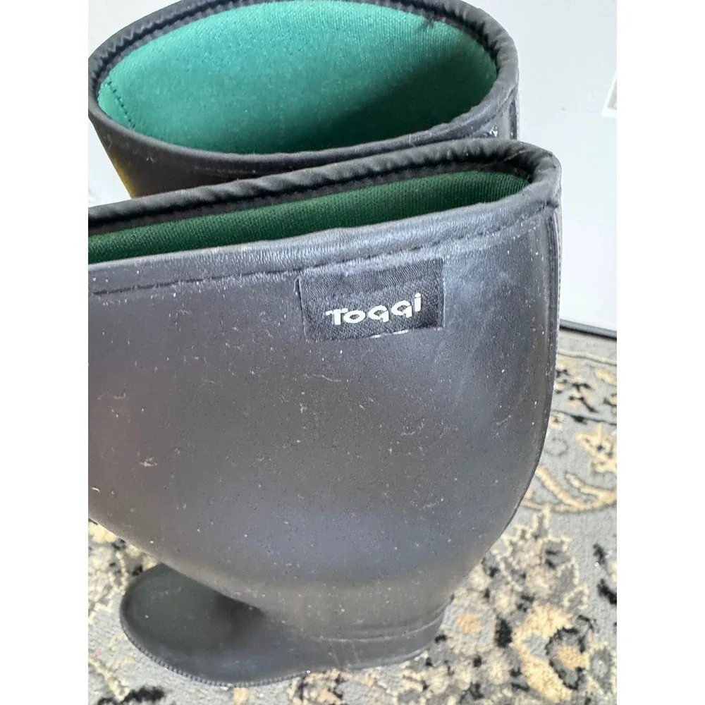 Toggi black rubber