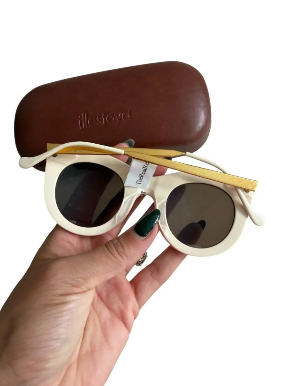 Illesteva sleek stylish