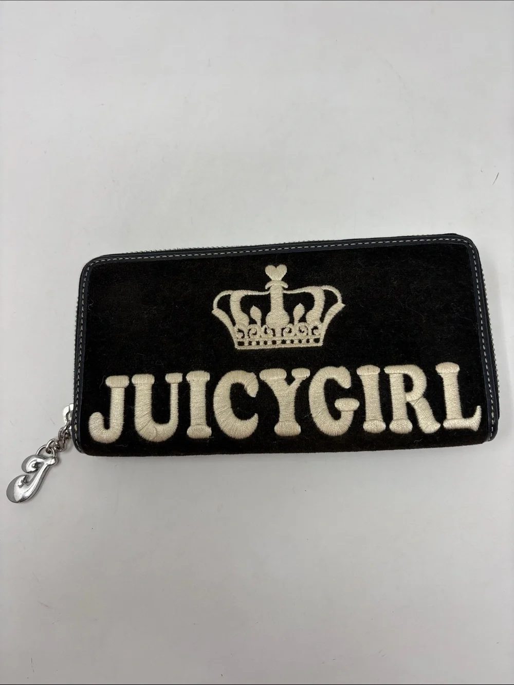 JUICY COUTURE Juicy Girl Y2K Embroidered Brown Velvety Zip Wallet