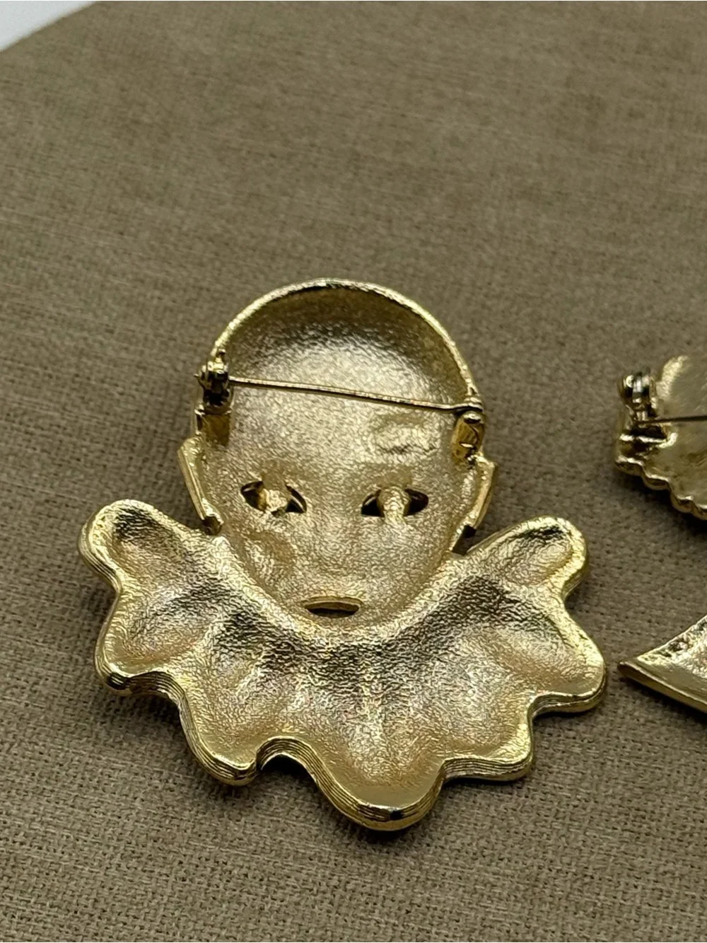 N/A charming gold