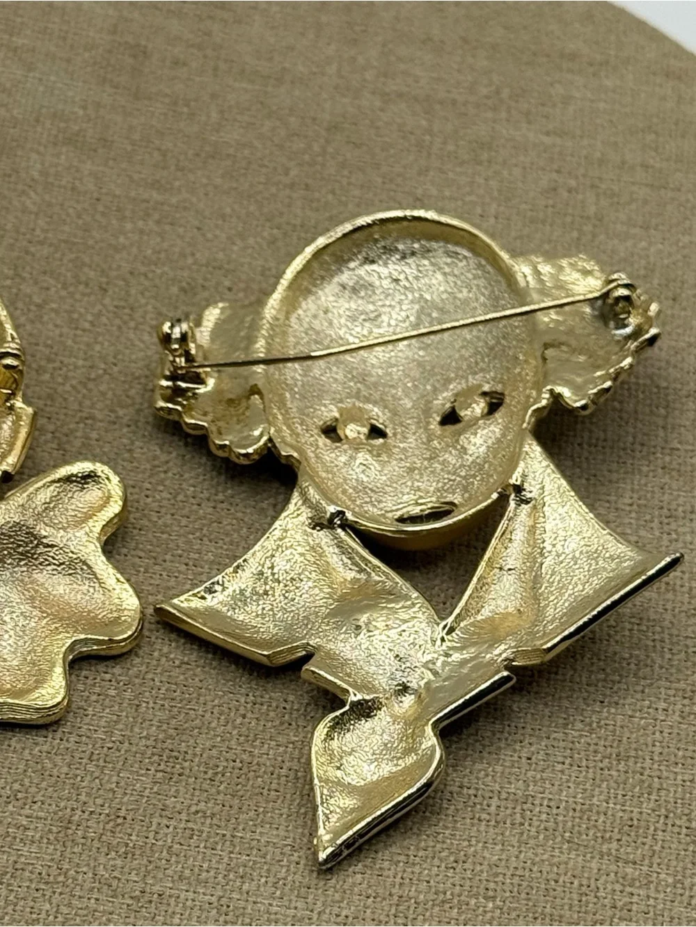 N/A charming gold