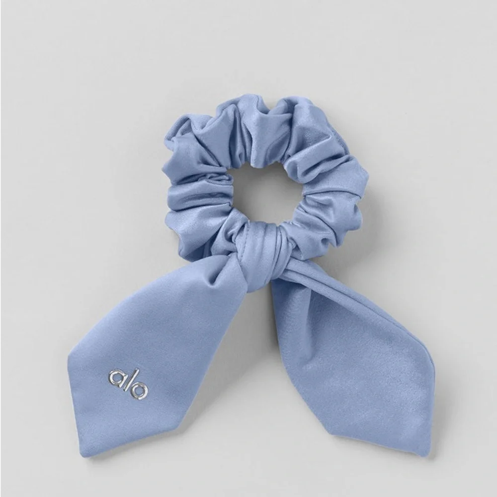 Alo Yoga Airlift Rhythm Scrunchie in Winter Frost