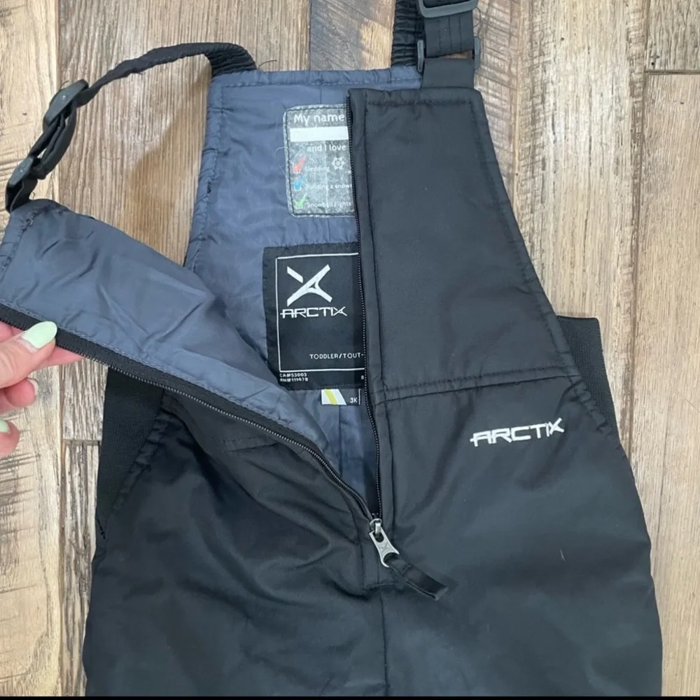 Arctix black snow