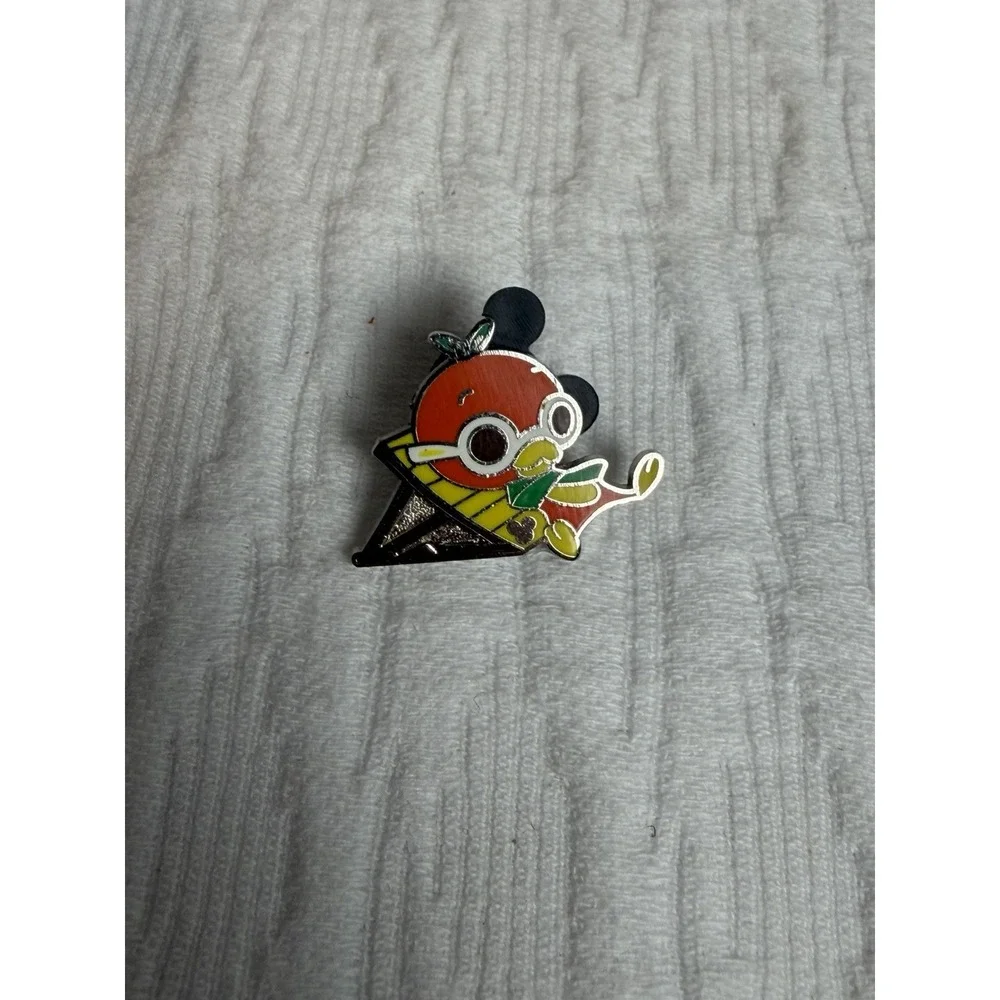 Disney Pin - 2011 Hidden Mickey Series - Orange Bird Collection Sunbathing