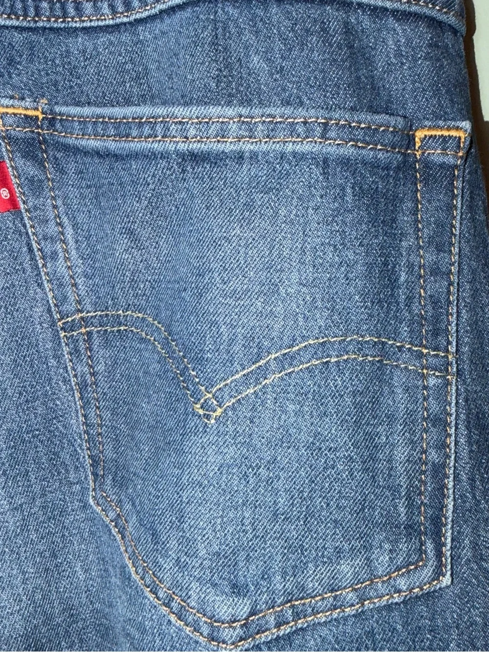 Levis preowned small