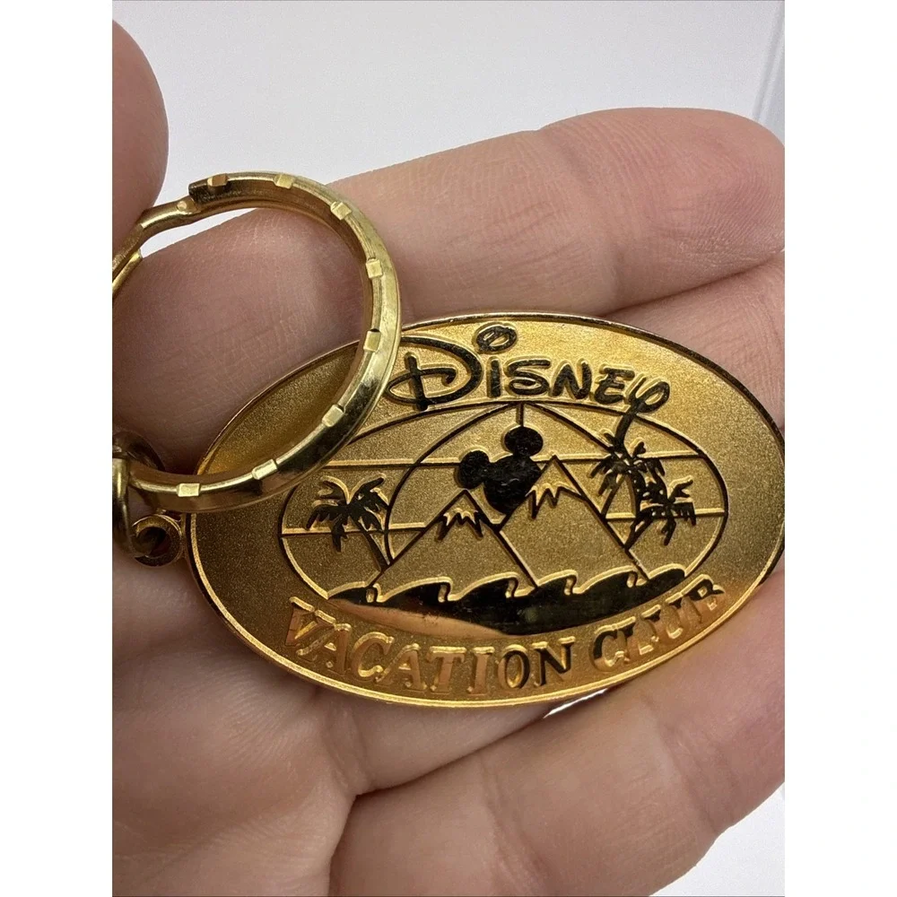 Disney Vacation Club DVC Original Logo Goldtone Keychain Bag‎ Charm