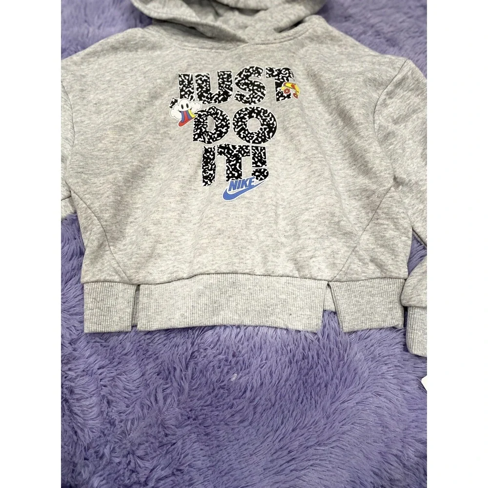 Nike girl cropped