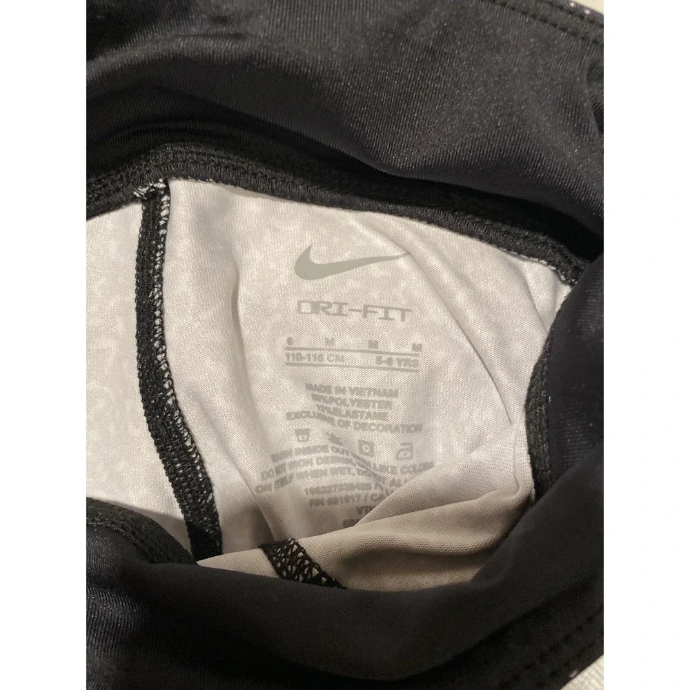 Nike girl cropped