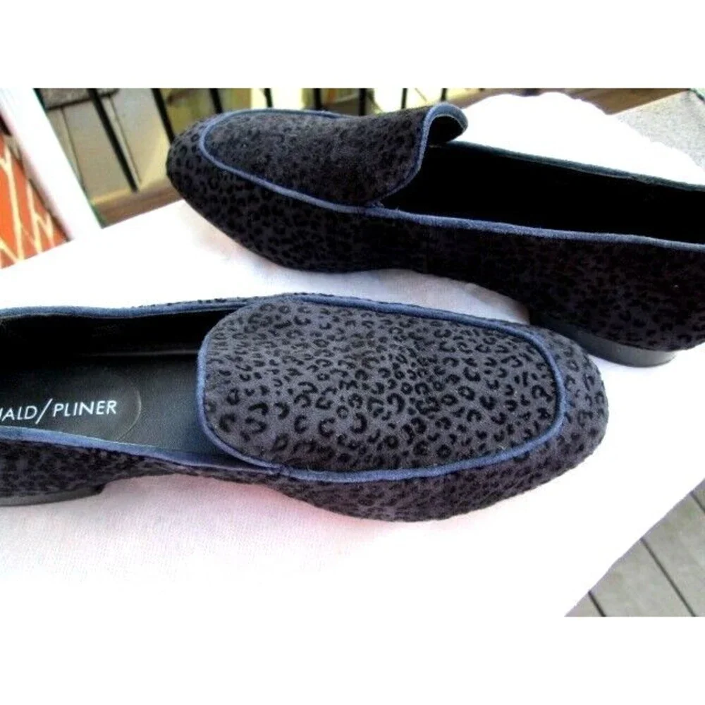 DONALD J PLINER LOAFERS SIZE 6 BLUE