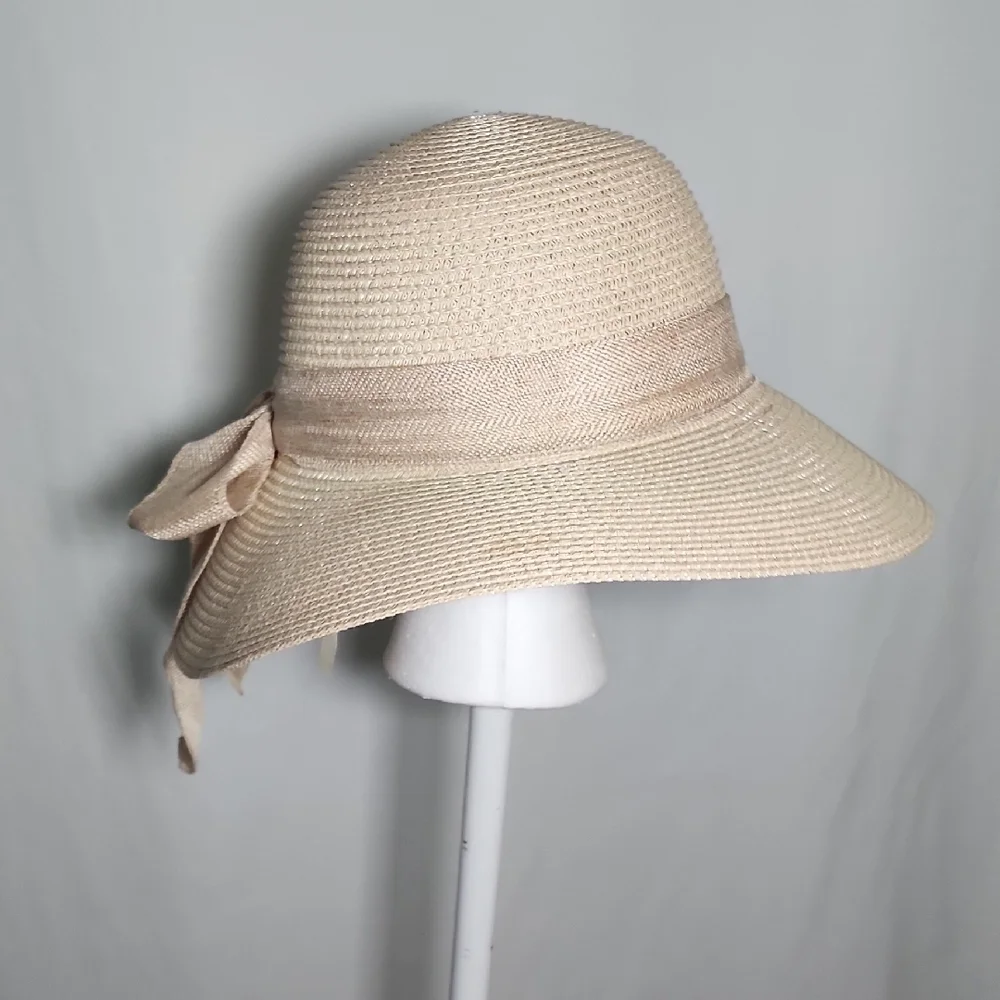 Source Unknown stylish cream