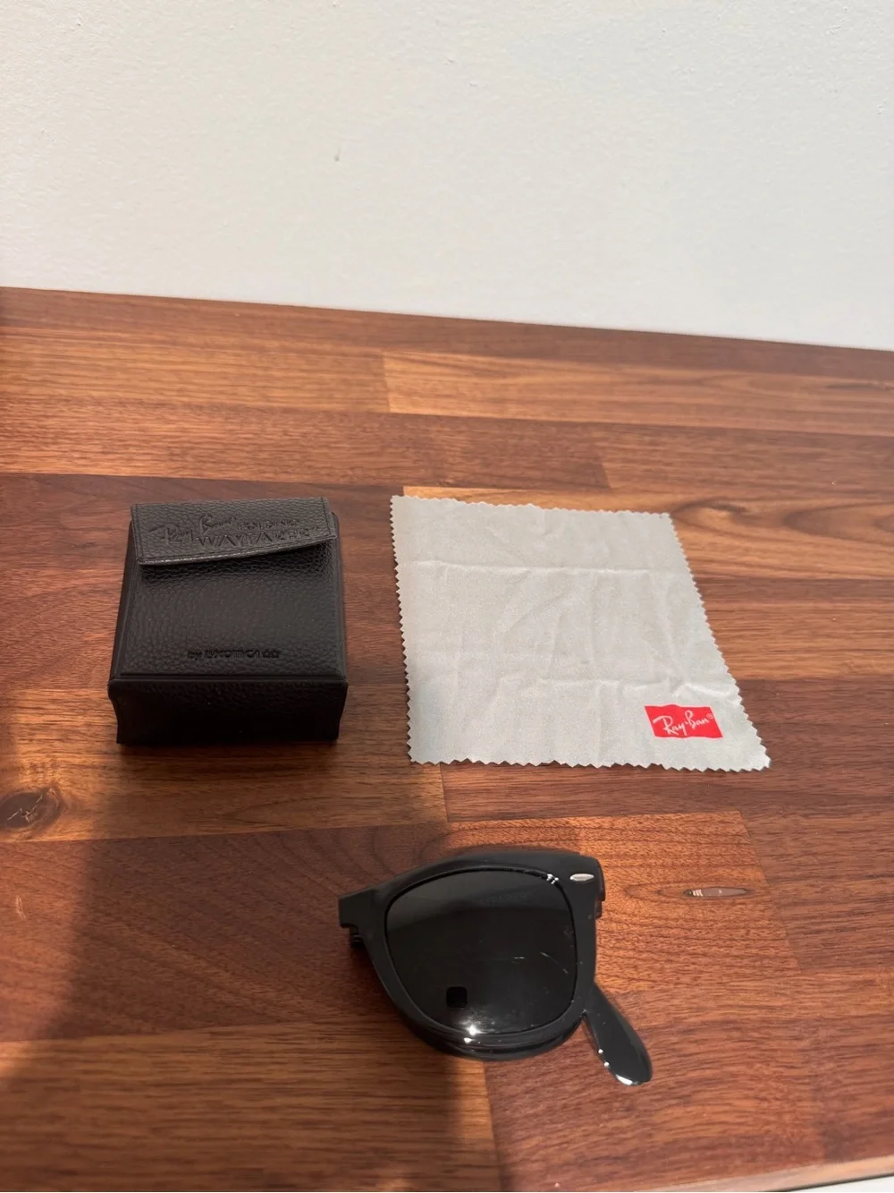 Ray-Ban worn few