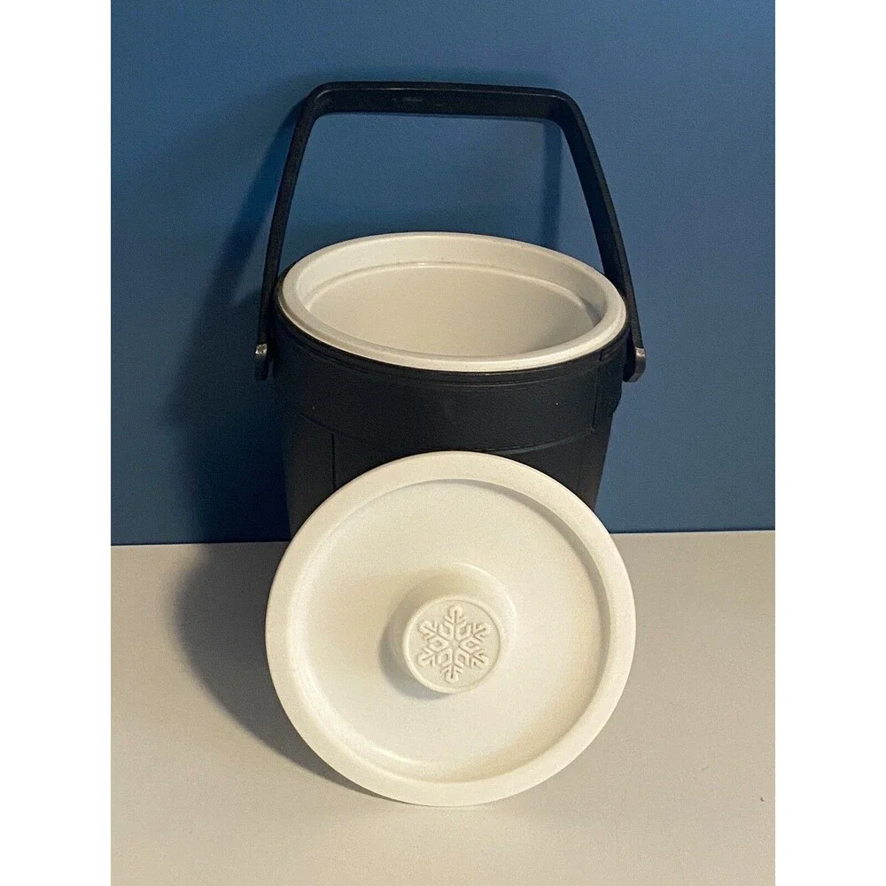 Rubbermaid this vintage