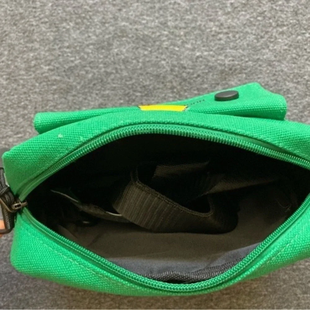 N/A green canvas