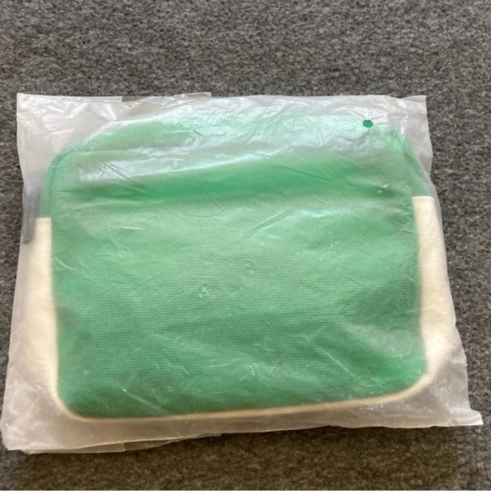 N/A green canvas