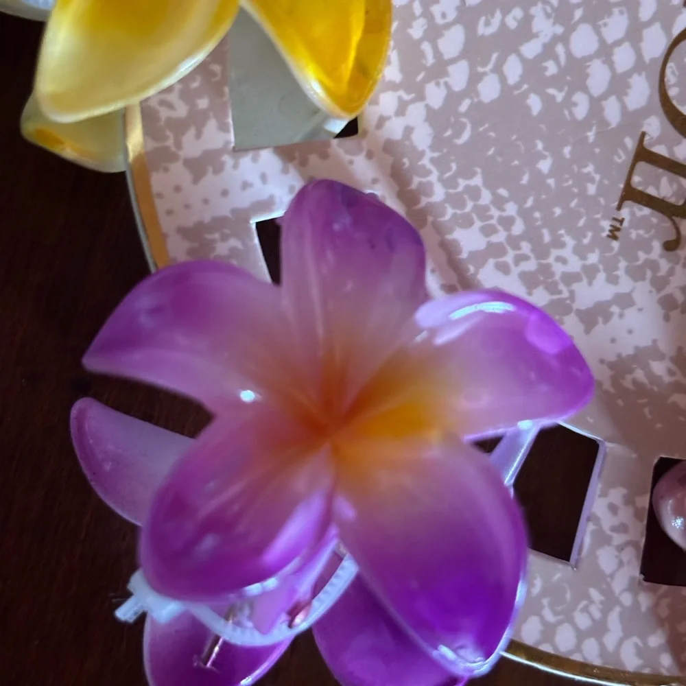 NWT Noir small Tropical Flower Hair claw Clips Set of 5