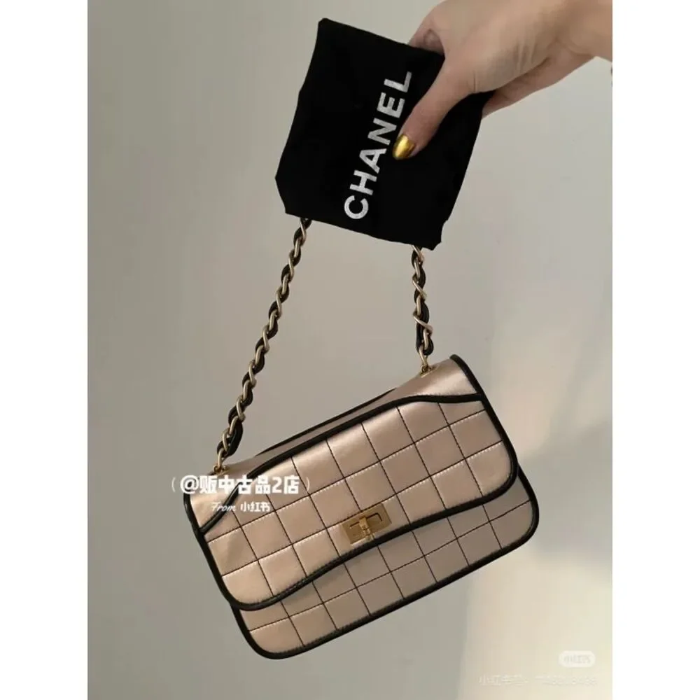 CHANEL brand color