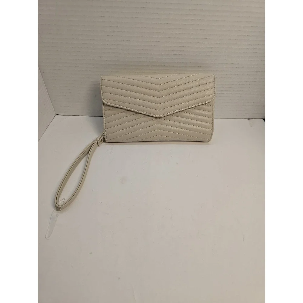Cream Chevron Quilted Wristlet‎ Wallet with ID Windows Gold Hardware Zip Around