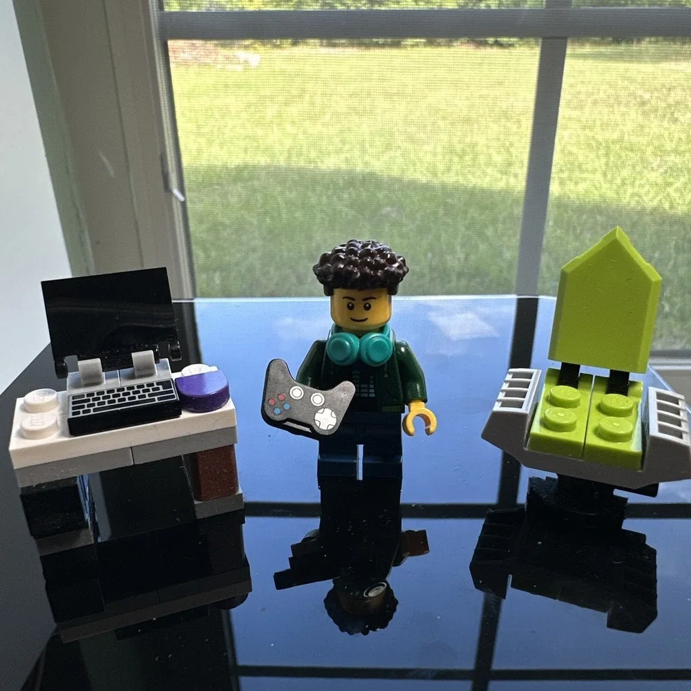 LEGO Gamer Minifigure Desk Laptop‎ Chair Controller Custom Build
