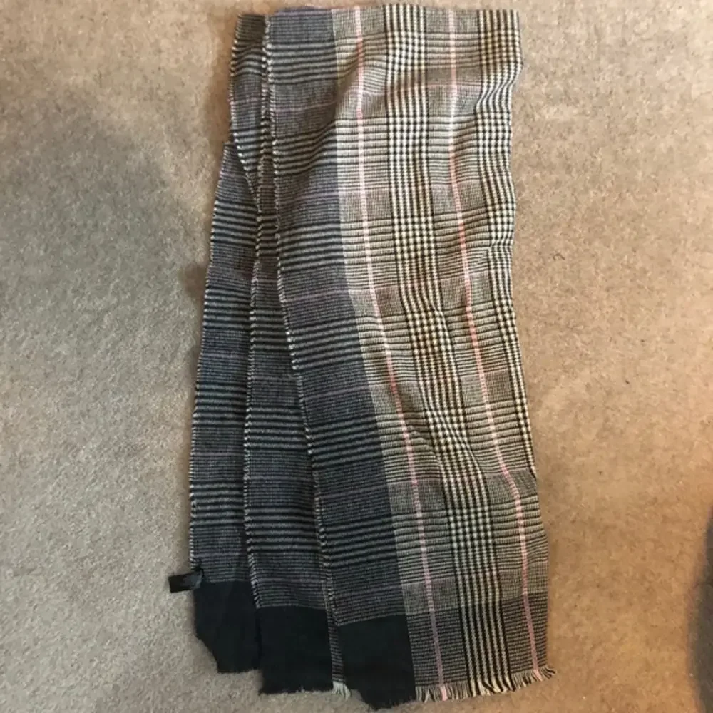Primark Black, Gray, and Pink Plaid Scarf‎ NWT