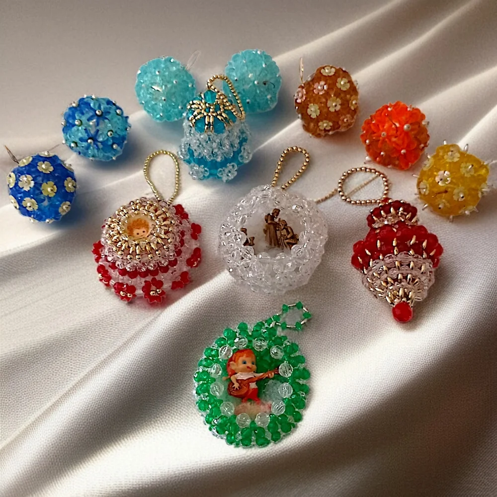 12 Vtg Acrylic Beaded Christmas Ornaments‎ Diorama With Figures Kitschy Pushpin