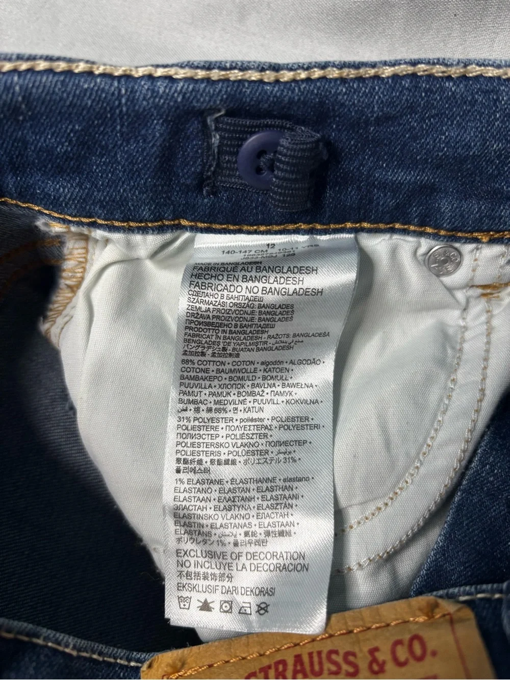 Levis slim straight