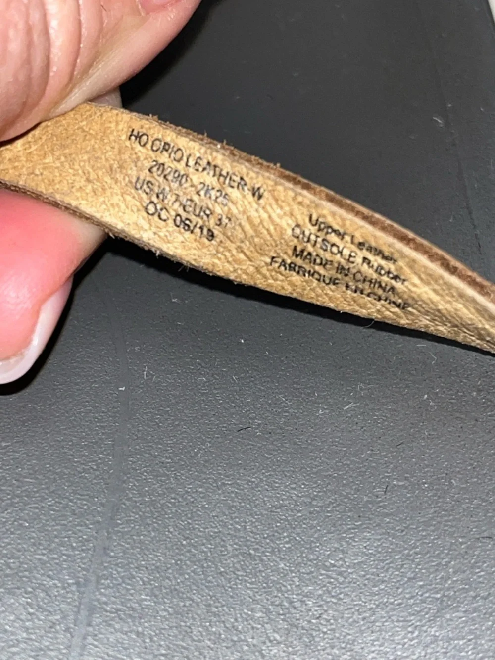 OluKai slim metallic