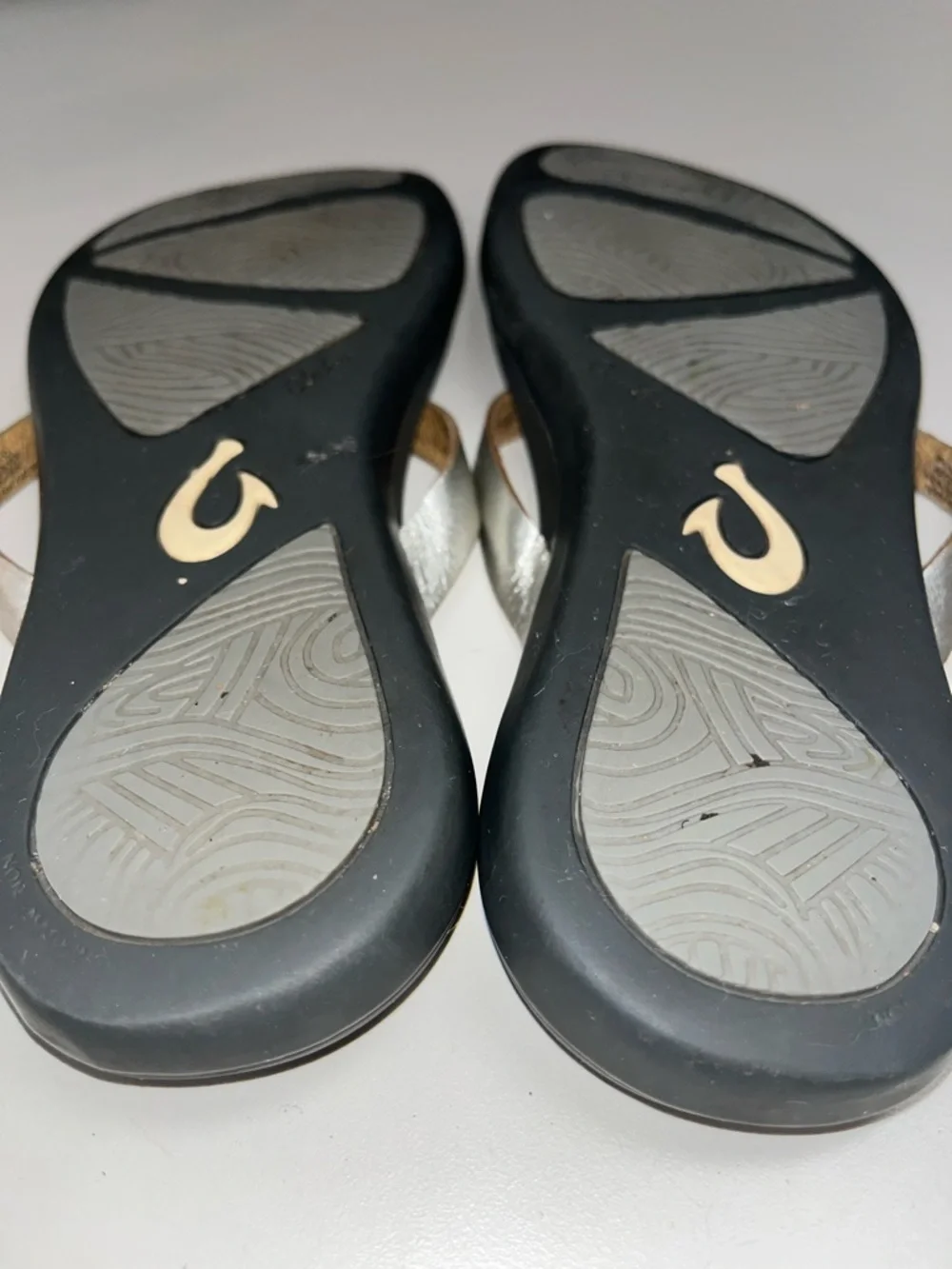 OluKai slim metallic