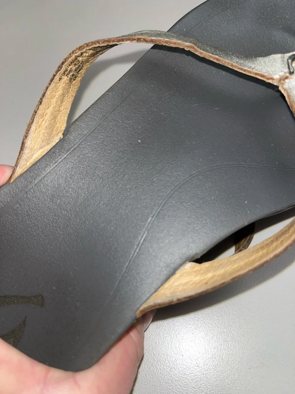 OluKai slim metallic