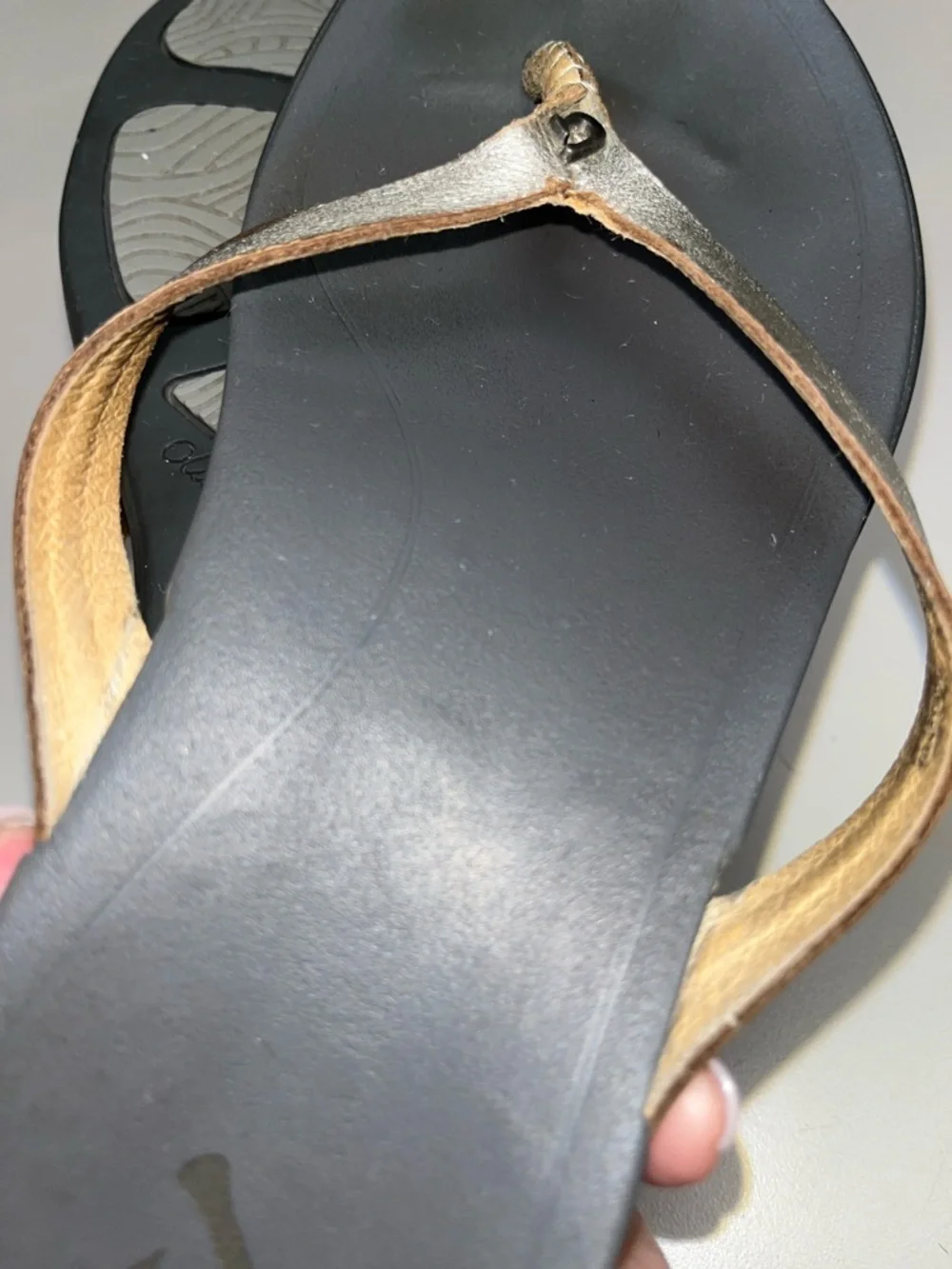 OluKai slim metallic