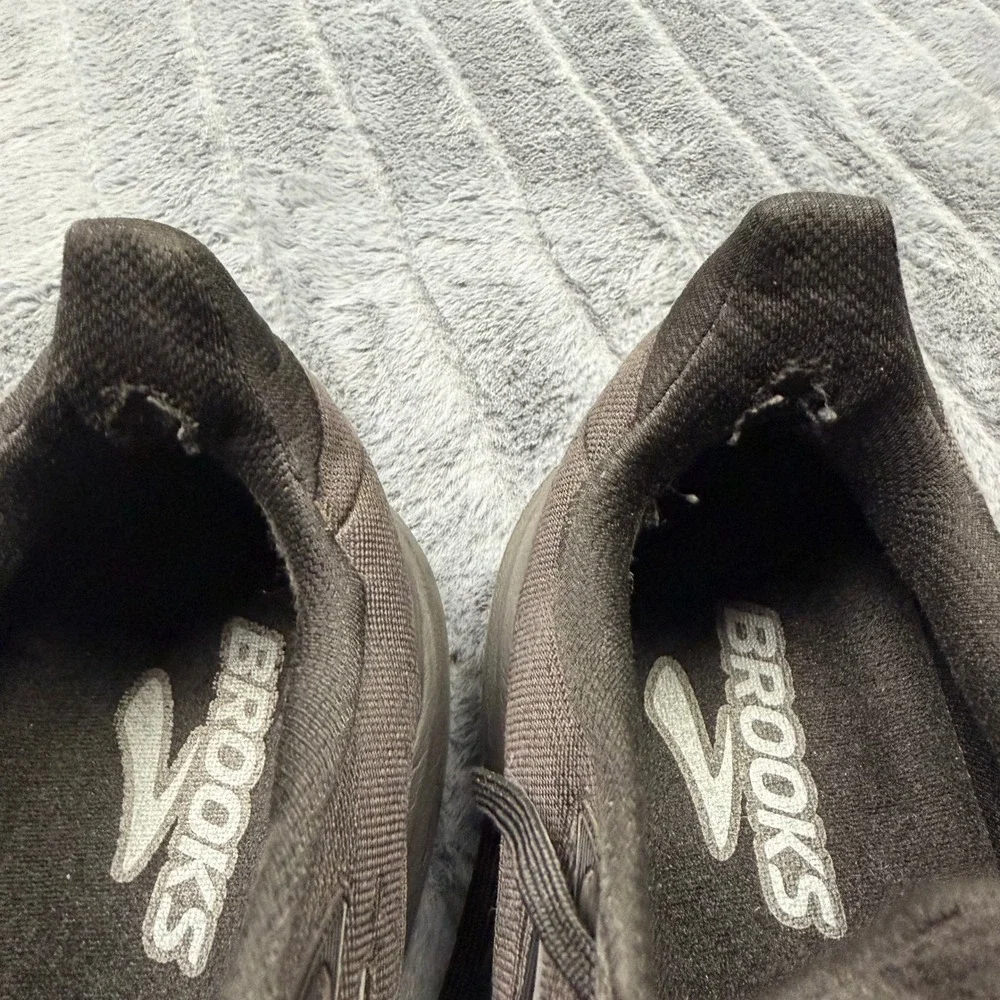 Brooks revel running