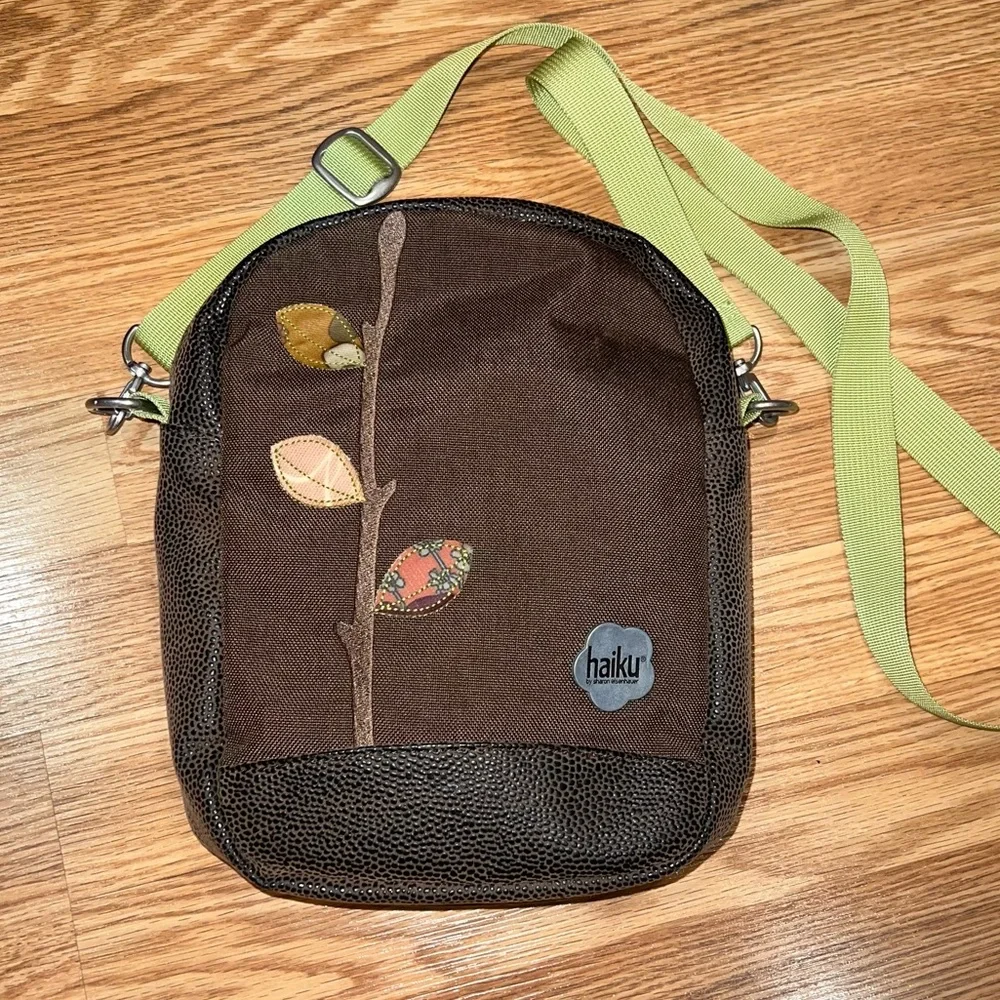Haiku crossbody bag brown w/ green strap Appliqué‎ Leaves