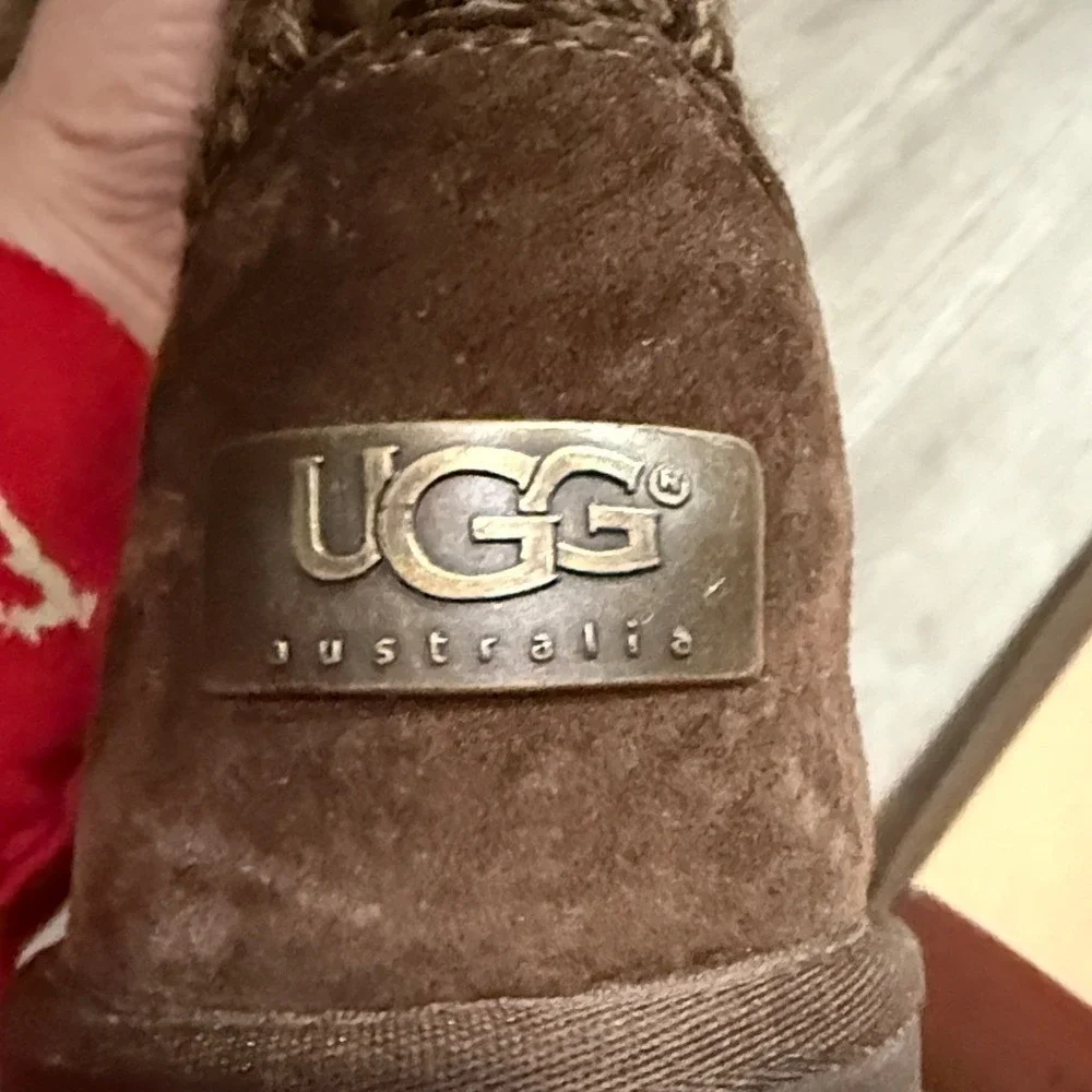 UGG suburb crochet