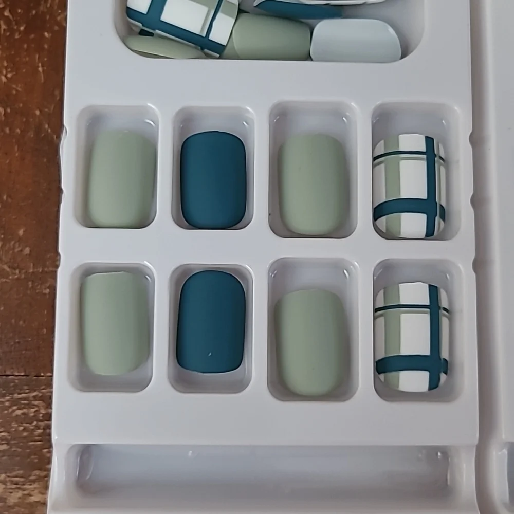 Boutique short nails