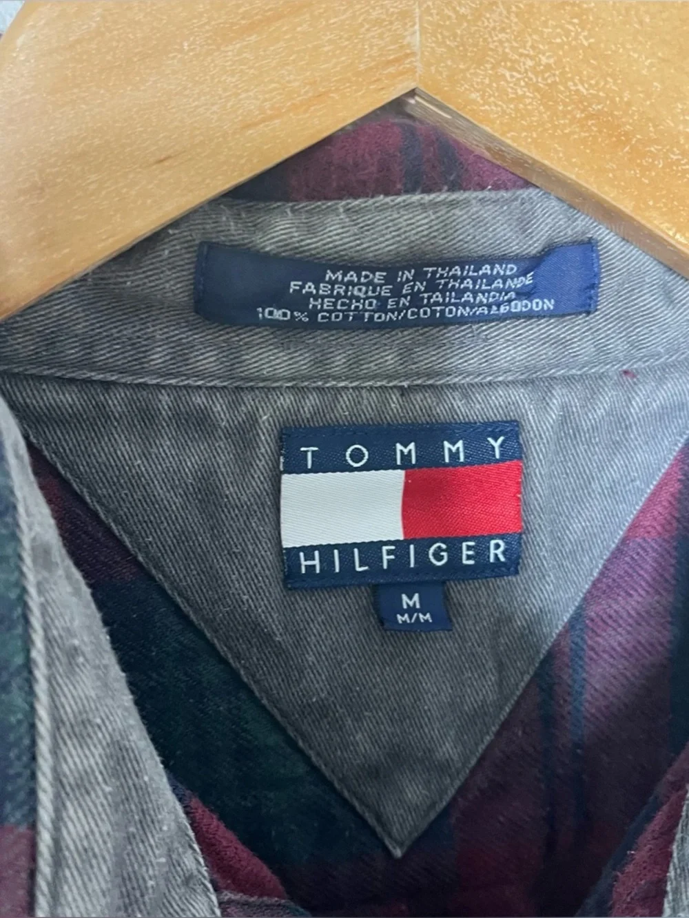 Tommy Hilfiger details 	•	100%
