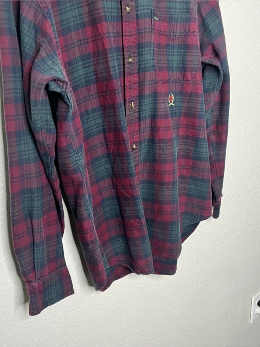 Tommy Hilfiger details 	•	100%