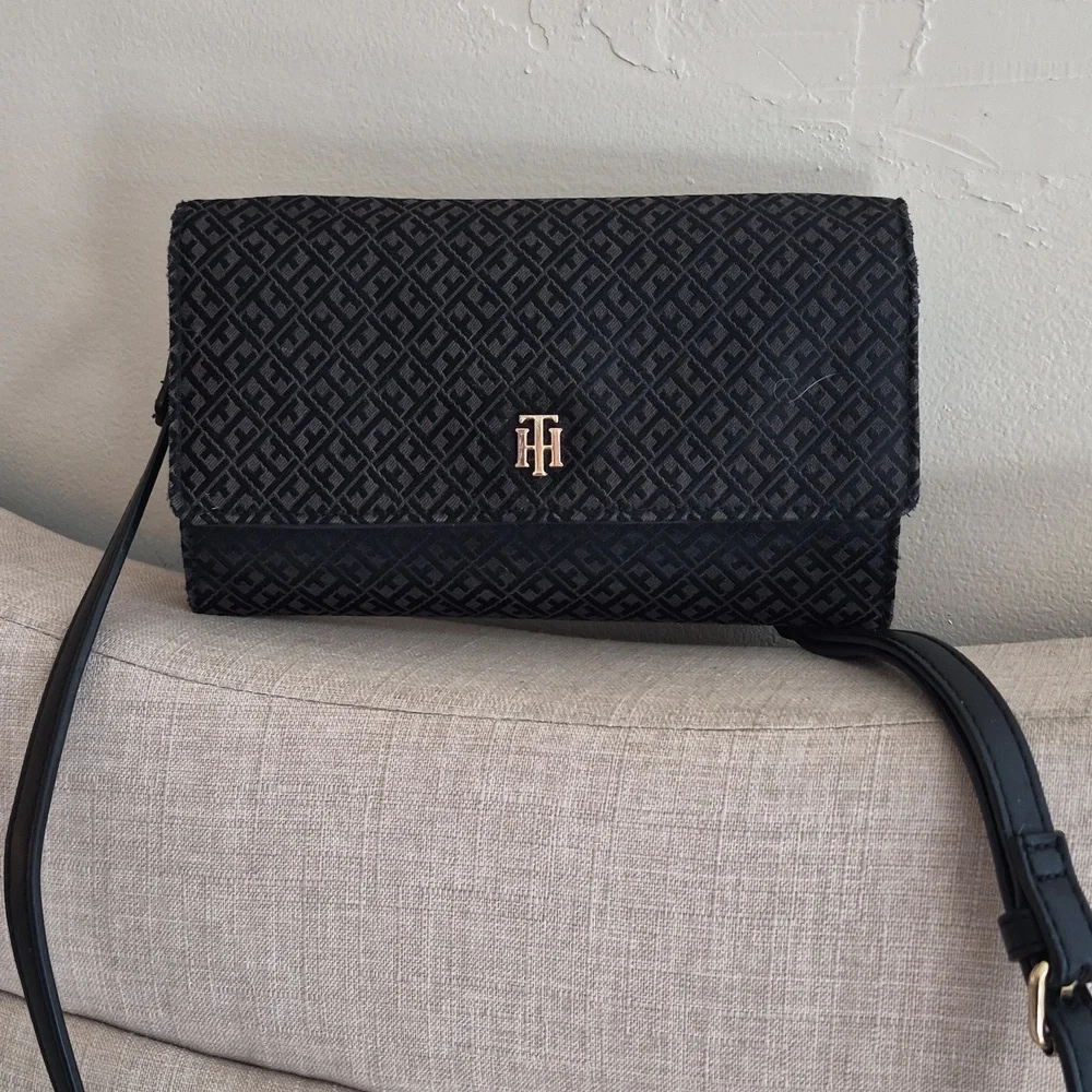 Tommy Hilfiger Signature Logo Black/Taupe Crossbody Wallet Shoulder Bag