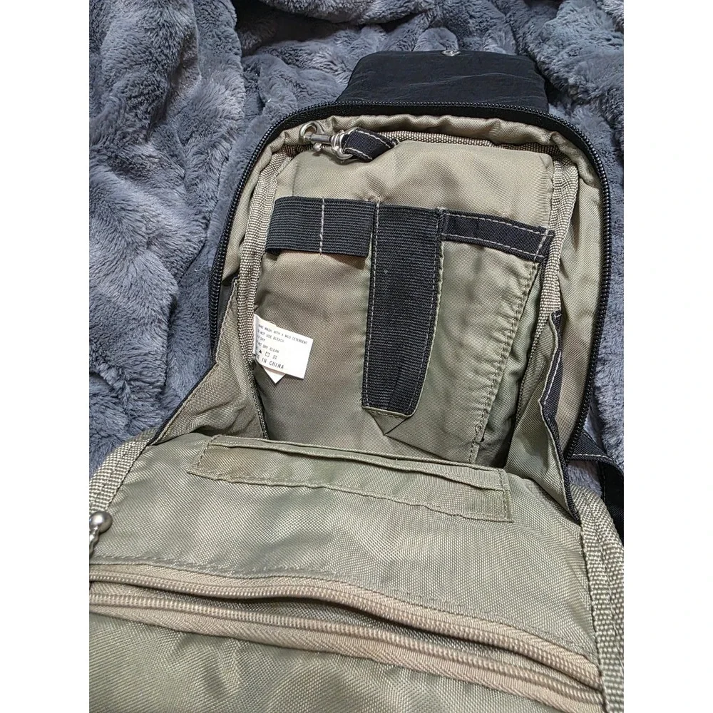 Baggallini Black Nylon Crossbody Travel Bag Multi Pocket Organizer Messenger