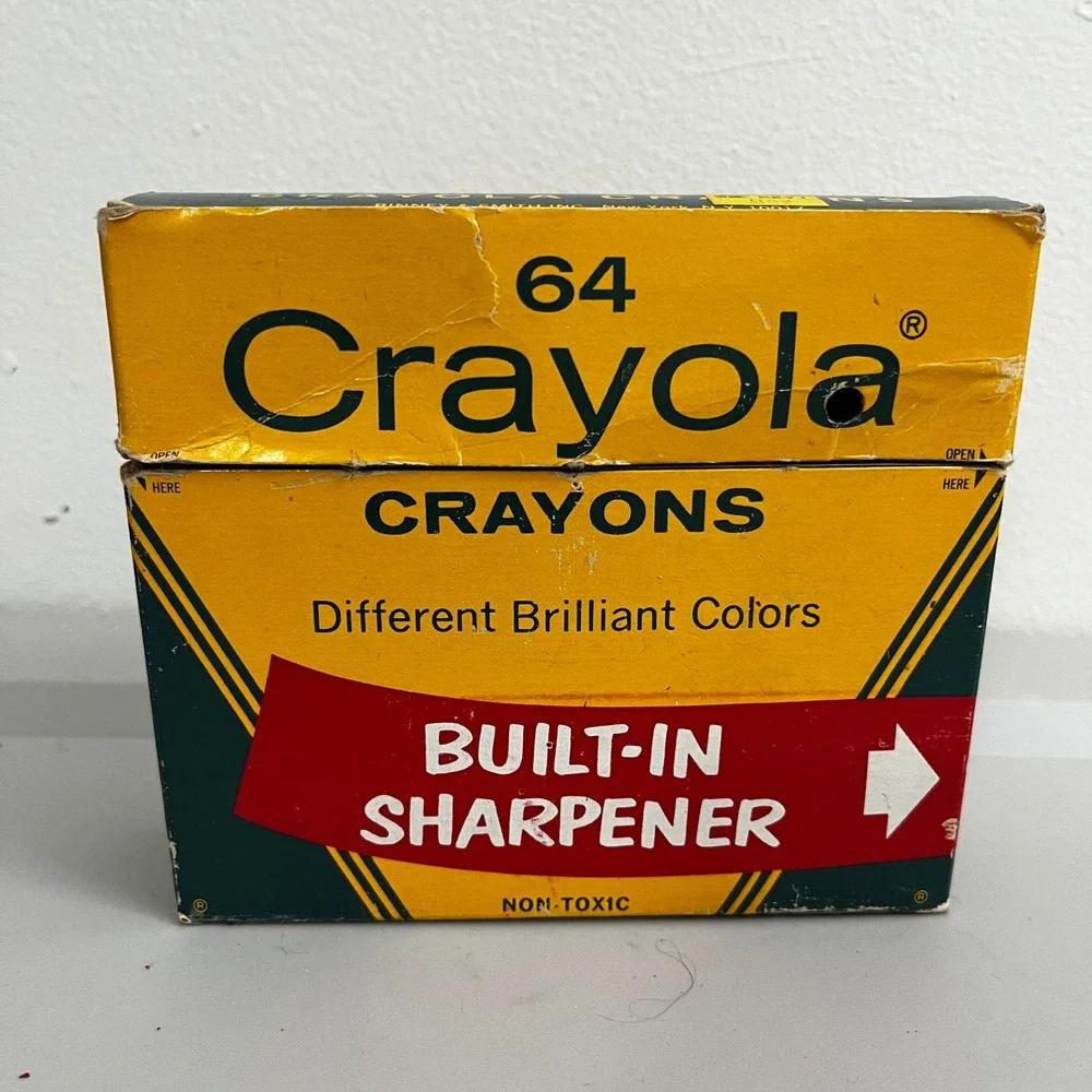 VTG Crayola 64 Crayons Binney & Smith Brilliant Colors Built In Sharpener FLAWS‎