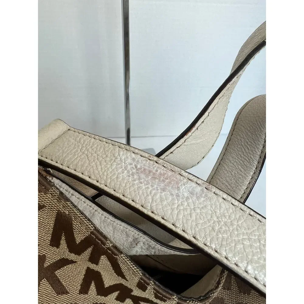 Michael Kors stunning gently