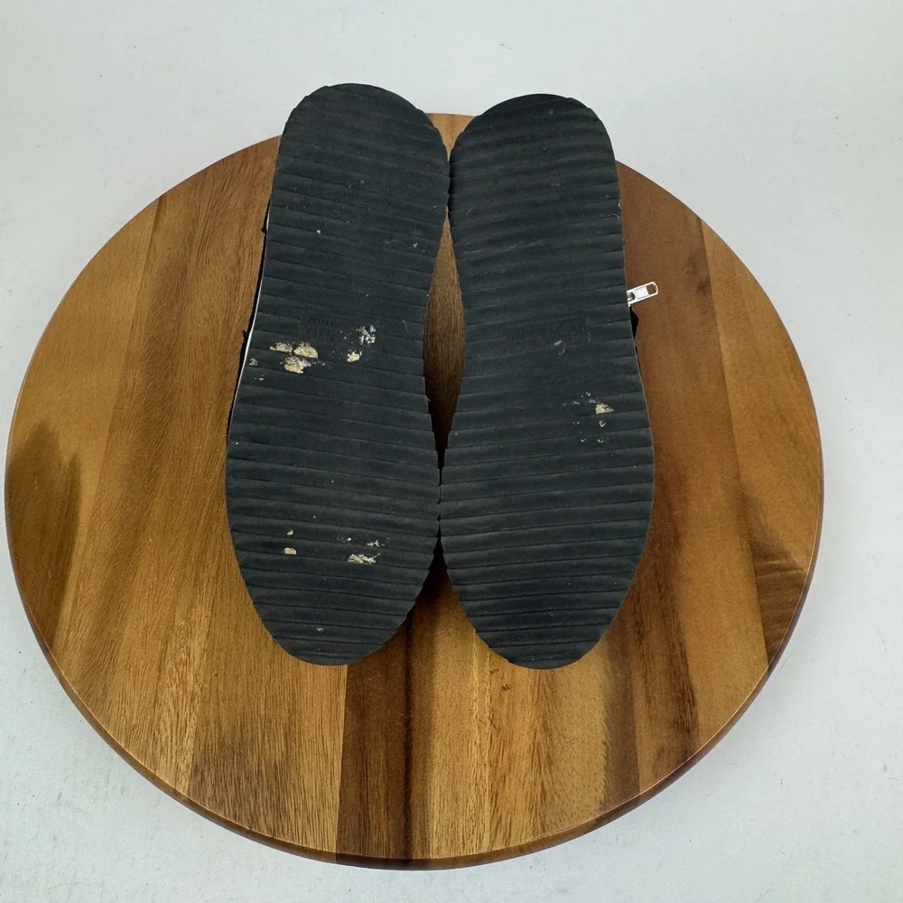 Blondo size standard