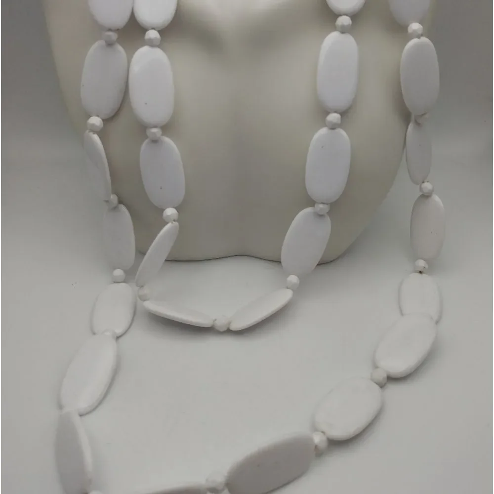 White disc‎ retro necklace