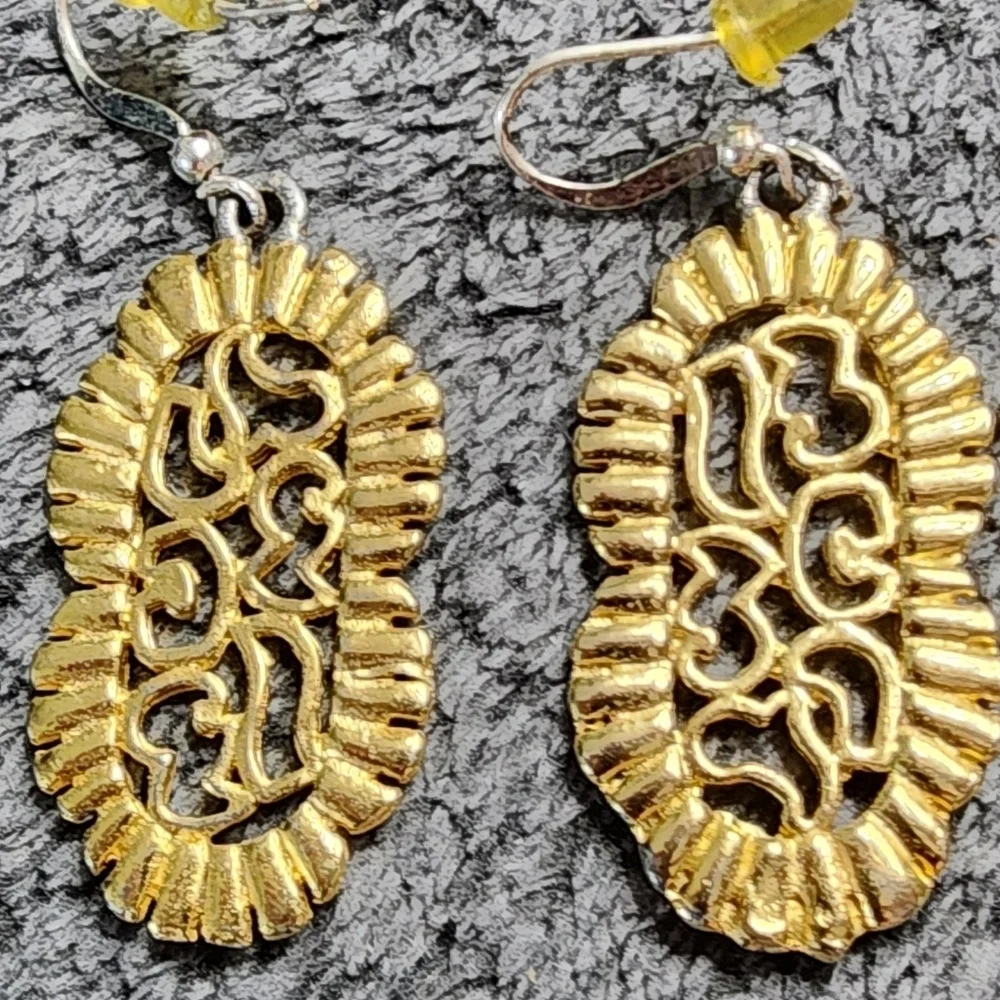 N/A goldtone dangle
