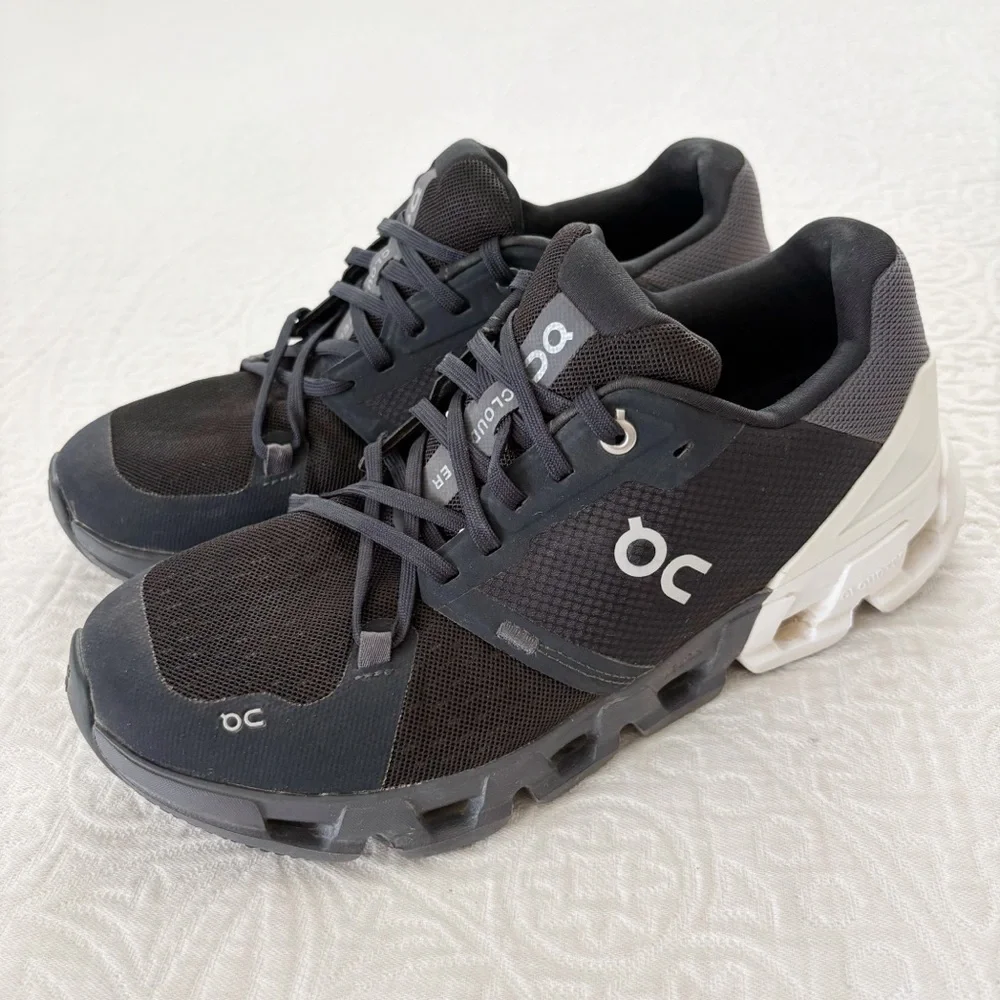On Women's‎ Cloudflyer 4 Running Shoes, Black / White