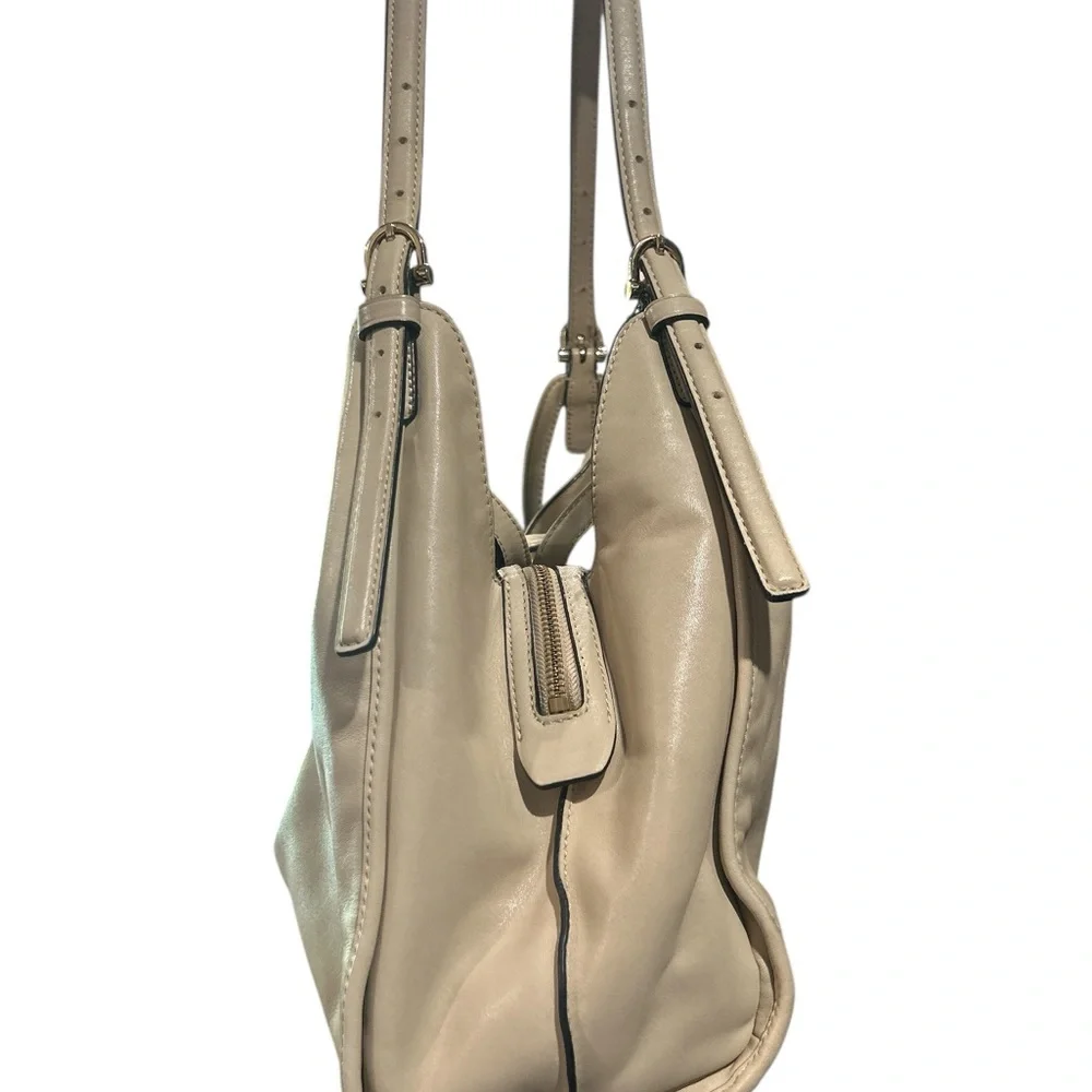 Coach Cream and Gold Hobo Bag with BUTTER SOFT LUXURIOUS LEATHER VERY CLASSY