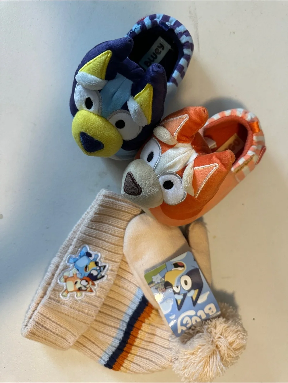 Bluey bundle 7/8 slippers, hat & mittens
