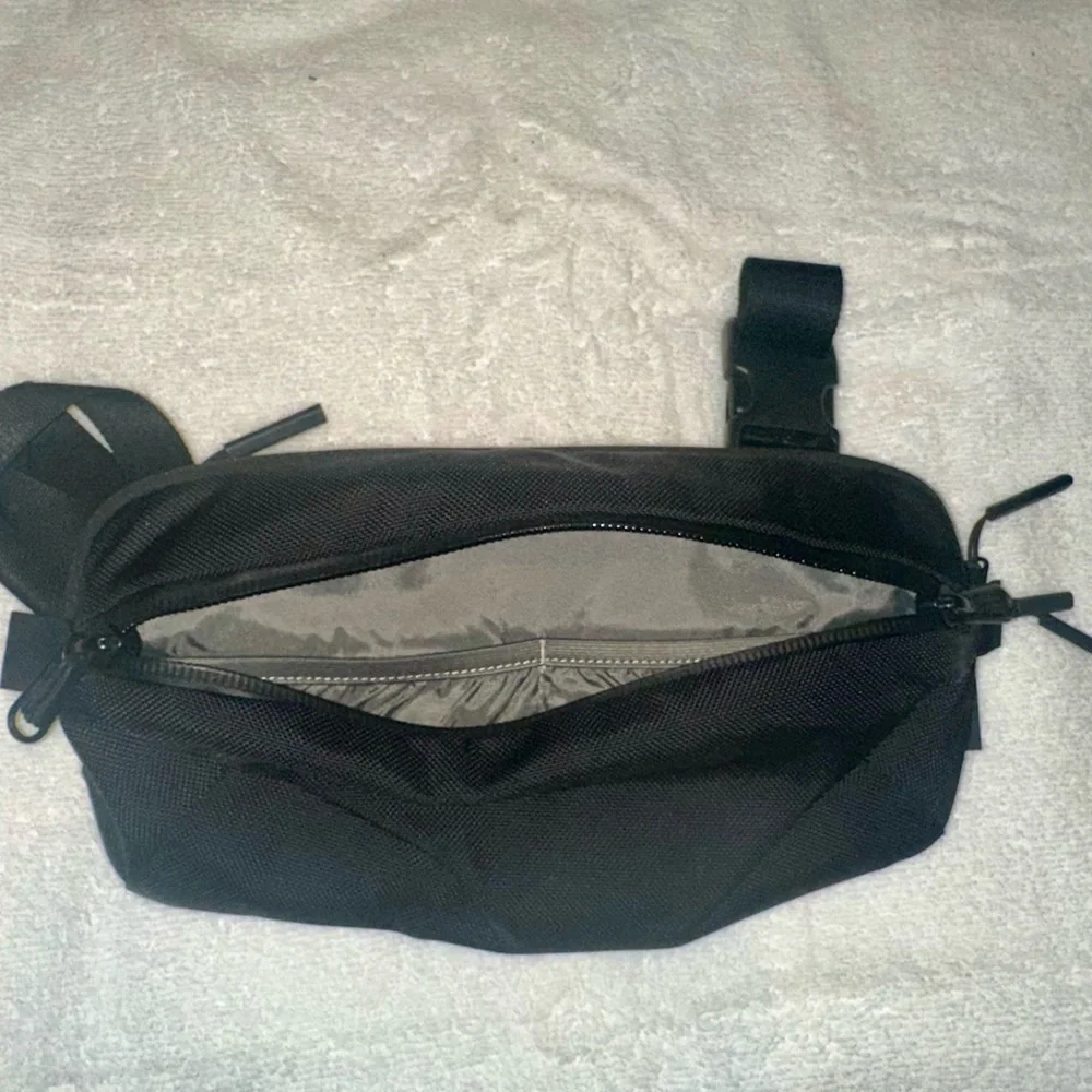 Aer Day Sling 2 Black Crossbody Bag