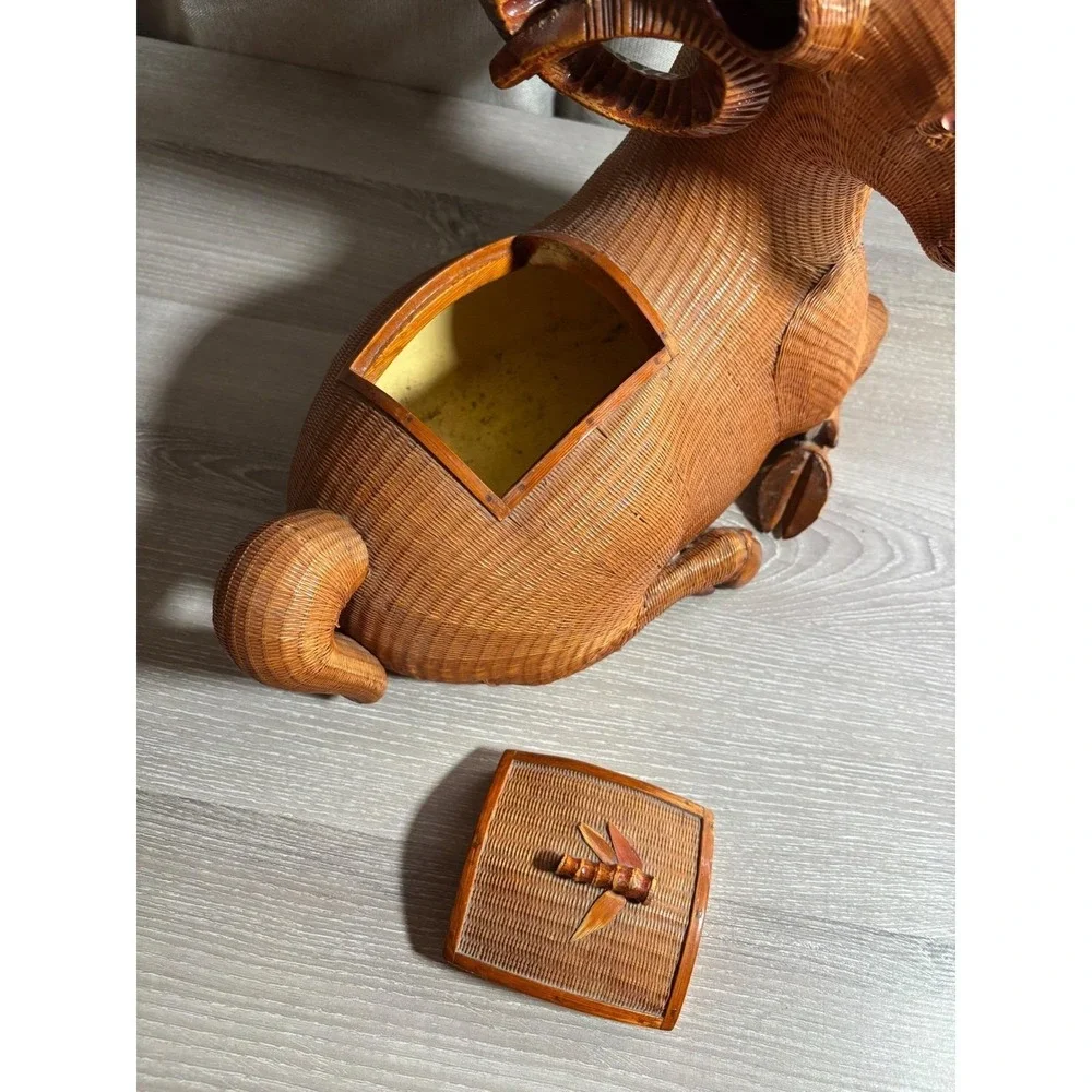 The Unbranded Brand vintage hand